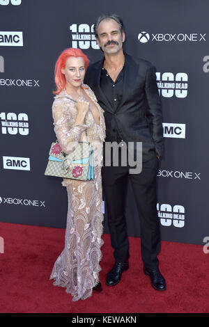 Steven Ogg e il suo ospite assistono alla premiere della stagione 8 di AMC 'The Walking Dead' e alla celebrazione del 100° episodio al Greek Theatre il 22 ottobre 2017 a Los Angeles, California. | Verwendung weltweit Foto Stock