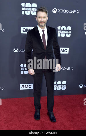 Chris Hardwick partecipa alla premiere della stagione 8 di AMC "The Walking Dead" e alla celebrazione del 100° episodio al Greek Theatre il 22 ottobre 2017 a Los Angeles, California. | Verwendung weltweit Foto Stock