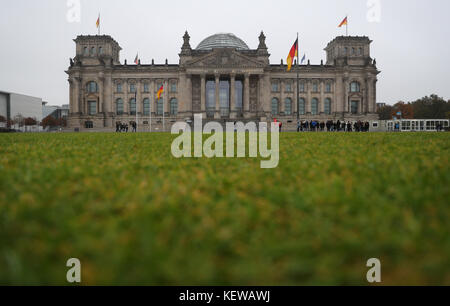 Berlino, Germania. 24 ottobre 2017. Il Bundestag tedesco il giorno della sessione costitutiva del parlamento tedesco a Berlino, in Germania, 24 ottobre 2017. Crediti: Kay Nietfeld/dpa/Alamy Live News Foto Stock