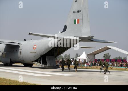 Alahabad, Uttar Pradesh, India. 24 Ott 2017. Unnao: Il personale mostra le abilità mentre ritornano ad un aereo indiano dell'aeronautica Hercules C-130J che atterrato sulla Luknow-Agra Expressway, durante un'esercitazione IAF a Unnao. Credit: Prabhat Kumar Verma/ZUMA Wire/Alamy Live News Foto Stock
