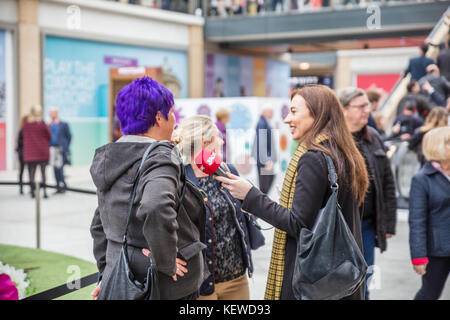 Oxford, Regno Unito. 24 ott 2017. notizie locali Outlets Shoppers intervista al nuovo westgate shopping center di Oxford. Credito: David dixon/alamy live news Foto Stock