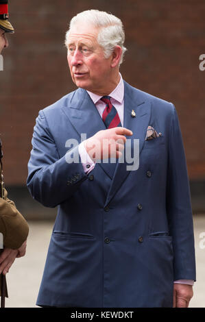 Londra, Londra, Regno Unito. 24 ottobre 2017. Il principe di Galles visita il Household Cavalry Mounted Regiment a Hyde Park Barracks credito: ZUMA Press, Inc./Alamy Live News Foto Stock