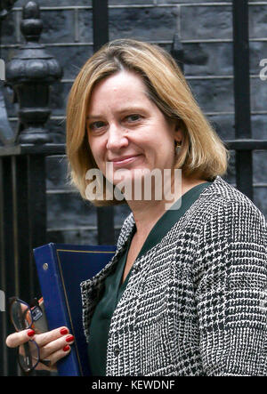 Londra, Regno Unito. 24 ottobre, 2017. home secretary ambra rudd tornando a 10 Downing street questo pomeriggio dopo aver in precedenza frequentando il settimanale riunione del gabinetto. Credito: derek peters/alamy live news Foto Stock