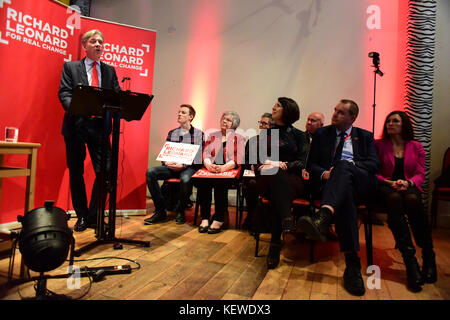 Edimburgo, Scozia, Regno Unito. 24 ott 2017. richard leonard msp, uno dei due contendenti per la scottish leadership laburista, offre un discorso davanti a schede elettorali di andare fuori a membri di partito, credito: ken jack/alamy live news Foto Stock