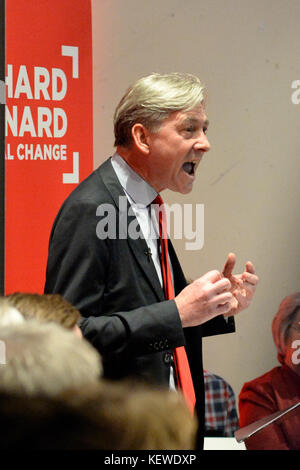 Edimburgo, Scozia, Regno Unito. 24 ott 2017. richard leonard msp, uno dei due contendenti per la scottish leadership laburista, offre un discorso davanti a schede elettorali di andare fuori a membri di partito, credito: ken jack/alamy live news Foto Stock