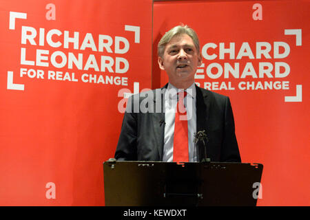 Edimburgo, Scozia, Regno Unito. 24 ott 2017. richard leonard msp, uno dei due contendenti per la scottish leadership laburista, offre un discorso davanti a schede elettorali di andare fuori a membri di partito, credito: ken jack/alamy live news Foto Stock