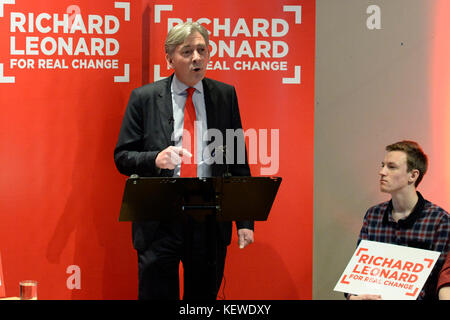 Edimburgo, Scozia, Regno Unito. 24 ott 2017. richard leonard msp, uno dei due contendenti per la scottish leadership laburista, offre un discorso davanti a schede elettorali di andare fuori a membri di partito, credito: ken jack/alamy live news Foto Stock