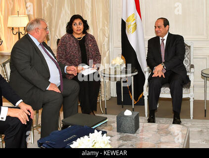 Parigi, Parigi, Francia. 24 Ott 2017. Il Presidente egiziano Abdel Fattah al-Sisi incontra Herve Gilo, CEO della Naval Marine Industries, Parigi, Francia, il 24 ottobre 2017 Credit: Egyptian President Office/APA Images/ZUMA Wire/Alamy Live News Foto Stock