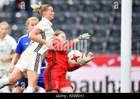 Aspach, Germania. 24 Ott 2017. Alexandra Popp (L) in Germania segna l'obiettivo della portiere delle Isole Faroe Monika Biskopsto e imposta il punteggio a 6:0 durante la partita di calcio di qualificazione della Coppa del mondo tra la Germania e le Isole Faroe nella Mechatronik Arena di Aspach, Germania, 24 ottobre 2017. Credit: Uwe Anspach/dpa/Alamy Live News Foto Stock