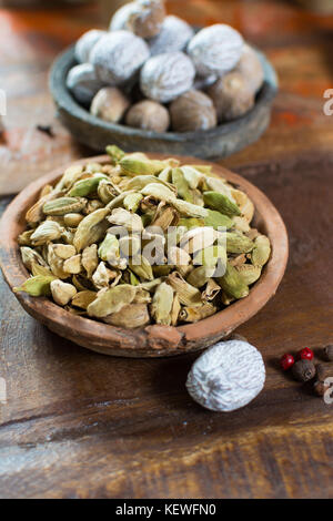 Più costoso spice in tutto il mondo - verde essiccato i semi di cardamomo con semi neri, utilizzato come ingrediente in molte cucine e per uso medico close up Foto Stock