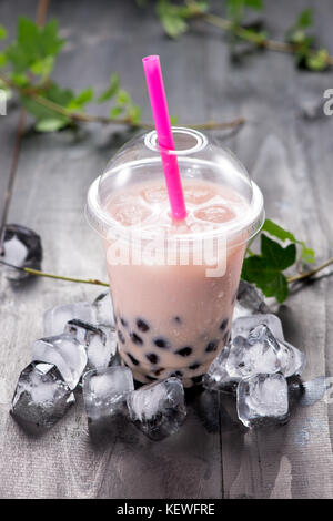 Bolla rossa tè nero e perle di tapioca sul ghiaccio tritato Foto Stock