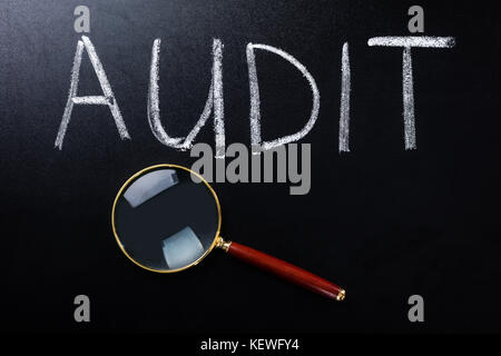 Primo piano del concetto di audit con lente d'ingrandimento Foto Stock