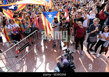 Barcellona,Spagna, 2 ottobre, 2017. separatisti catalano dimostrare contro la violenza usata contro gli elettori nel referendum catalano Foto Stock