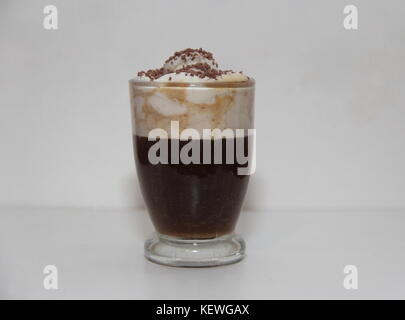 Caffè espresso Caffè irlandese con panna e cioccolato su sfondo bianco Foto Stock