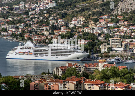 Montenegro - vista panoramica della città di Kotor e la baia di uno stesso nome Foto Stock