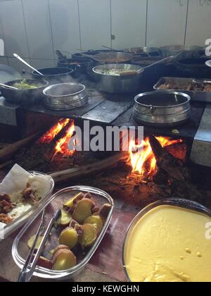 Brasiliano rustico stufa a legna in azione con cibo in tegame e fuoco Foto Stock