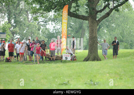 Disc Golf guidare lungo il fairway con gli spettatori Foto Stock