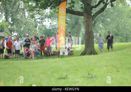 Disc Golf guidare lungo il fairway con gli spettatori Foto Stock