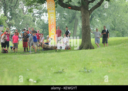 Disc Golf guidare lungo il fairway con gli spettatori Foto Stock