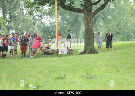 Disc Golf guidare lungo il fairway con gli spettatori Foto Stock