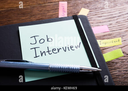 Angolo di Alta Vista di un colloquio di lavoro concetto nel diario con nota adesiva Foto Stock