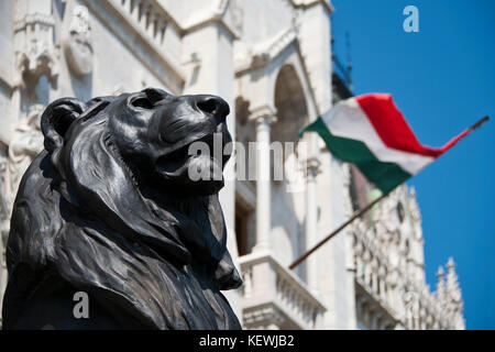 Orizzontale fino in prossimità di una delle sculture di lion davanti al palazzo del parlamento a Budapest. Foto Stock