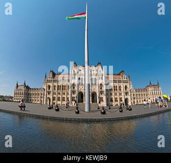 Vista sulla piazza della casa del parlamento a Budapest. Foto Stock