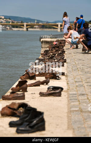 Vista verticale dei pattini sul Danubio memorial a Budapest. Foto Stock