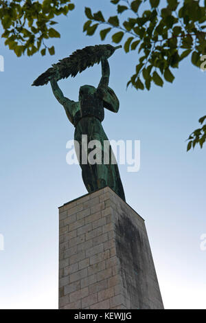 Vista verticale della Statua della Libertà a Budapest. Foto Stock