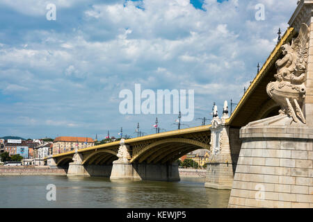 Vista orizzontale delle statue che ornano i piloni del Ponte Margherita a Budapest. Foto Stock