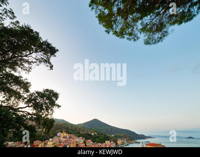 Tramonto sul villaggio di Isola d'Elba Foto Stock