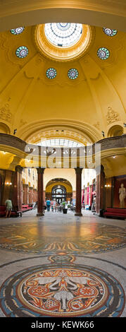 Panoramica verticale all'interno del Gellért fürdő o Bagno Termale Gellert Budapest. Foto Stock