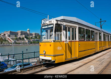 Vista orizzontale di un giallo brillante tram a Budapest. Foto Stock