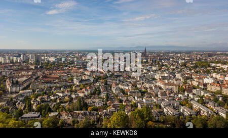 Vista aerea di Strasburgo, la capitale e la città più grande della grande regione est della Francia ed è la sede ufficiale del Parlamento europeo Foto Stock