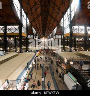 Vista sulla piazza all'interno del grande mercato coperto di Budapest. Foto Stock