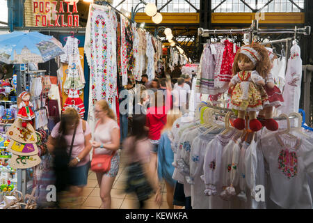 Vista orizzontale all'interno del grande mercato coperto di Budapest. Foto Stock