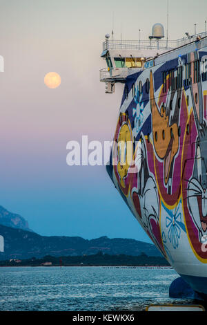 ITALIA, SARDEGNA, Bow of the Car traghetto Mobi Aki nel porto di Olbia con luna piena Foto Stock