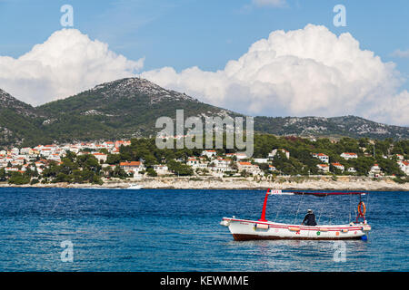 Un rosso e bianco taxi boat attende al largo della costa di jerolim (la più vicina delle Isole Pakleni all'isola di Hvar). Foto Stock