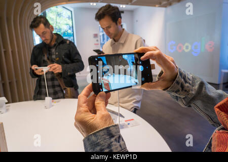 I visitatori di provare i nuovi pixel 2 gli smartphone in Google memorizzare nel quartiere Flatiron di New York sul suo giorno di inaugurazione, giovedì, 19 ottobre 2017. La Store visualizza una varietà di prodotti provenienti da Google oltre al nuovo smartphone di pixel e come un primo per Google eccitato i consumatori saranno in grado di acquistare i loro prodotti Google presso il negozio in contrapposizione al pop-up di essere solo una showroom. (© Richard B. Levine) Foto Stock