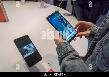 I visitatori di provare i nuovi pixel 2 gli smartphone in google memorizzare nel quartiere Flatiron di new york sul suo giorno di inaugurazione, giovedì, 19 ottobre 2017. Il negozio visualizza una varietà di prodotti provenienti da google oltre al nuovo smartphone di pixel e come un primo per google eccitato i consumatori saranno in grado di acquistare i loro prodotti google presso il negozio in contrapposizione al pop-up di essere solo una showroom. (© richard b. levine) Foto Stock