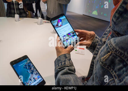 I visitatori di provare i nuovi pixel 2 gli smartphone in google memorizzare nel quartiere Flatiron di new york sul suo giorno di inaugurazione, giovedì, 19 ottobre 2017. Il negozio visualizza una varietà di prodotti provenienti da google oltre al nuovo smartphone di pixel e come un primo per google eccitato i consumatori saranno in grado di acquistare i loro prodotti google presso il negozio in contrapposizione al pop-up di essere solo una showroom. (© richard b. levine) Foto Stock