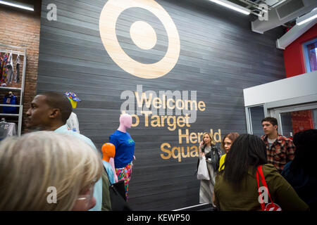 Gli amanti dello shopping in un negozio di destinazione in Herald Square a New York il suo giorno di inaugurazione, venerdì, 20 ottobre 2017. i 43.000 piedi quadrati di store è il bersaglio 55 formato piccolo negozio. il gigante retail è la corrente di imbarcarsi su un tre-anno, $ 7 miliardi di euro gli investimenti in nuovi negozi con un minor ingombro e un rimodellamento dei magazzini esistenti.(© richard b. levine) Foto Stock