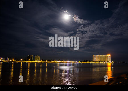 Paesaggio notturno del fiume Tonle Sap e la sua conflux con il Fiume Mekong. Hotel di lusso in distanza, moonlight riflettenti, Sisowath Quay, Cambogia Foto Stock