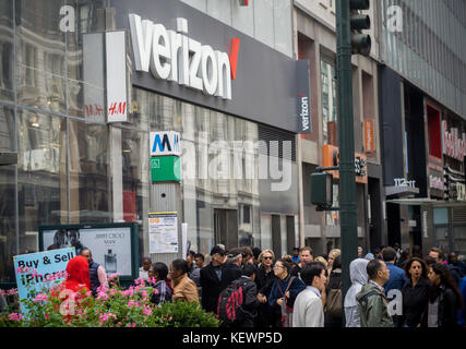 Un Verizon Wireless store in Herald Square a New York venerdì 13 ottobre, 2017. (© richard b. levine) Foto Stock