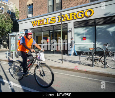 Un ramo di Wells Fargo a new york il giovedì, 19 ottobre 2017. (© richard b. levine) Foto Stock