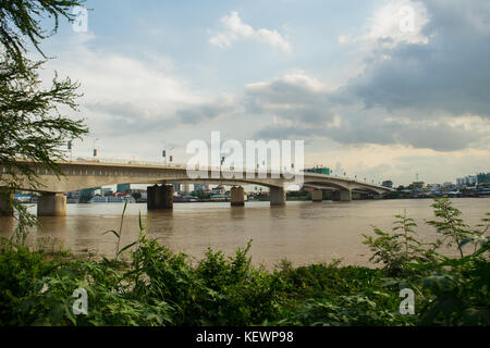 Cambogia giapponese ponte di amicizia, Chroy Changvar Bridge, in Phnom Penh Cambogia, sud-est asiatico. Ponte che attraversa il fiume Tonle Sap prima del tramonto Foto Stock