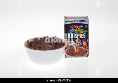 Ciotola di Kellogg's cacao Krispies cereale nel latte con scatola su sfondo bianco USA Foto Stock