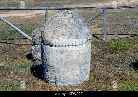 Round pietra intagliata tombe per sepolture ad incinerazione alla necropoli di Tarquinia Tarquinia, Viterbo, Lazio, Italia. Foto Stock