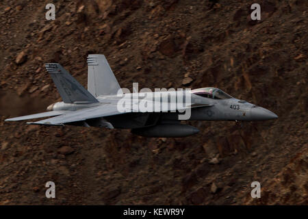 Boeing F/A-18E Super Hornet dalla Marina degli Stati Uniti Squadron VFA pugno della flotta (AG 403) vola basso livello attraverso la transizione Jedi, Star Wars Canyon, il Parco Nazionale della Valle della Morte, California, Stati Uniti d'America Foto Stock