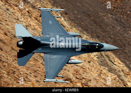 United States Air Force General Dynamics F-16C Fighting Falcon (88-0438) dal Sud Dakota Air National Guard vola basso livello attraverso la transizione Jedi, Star Wars Canyon, il Parco Nazionale della Valle della Morte, California, Stati Uniti d'America Foto Stock